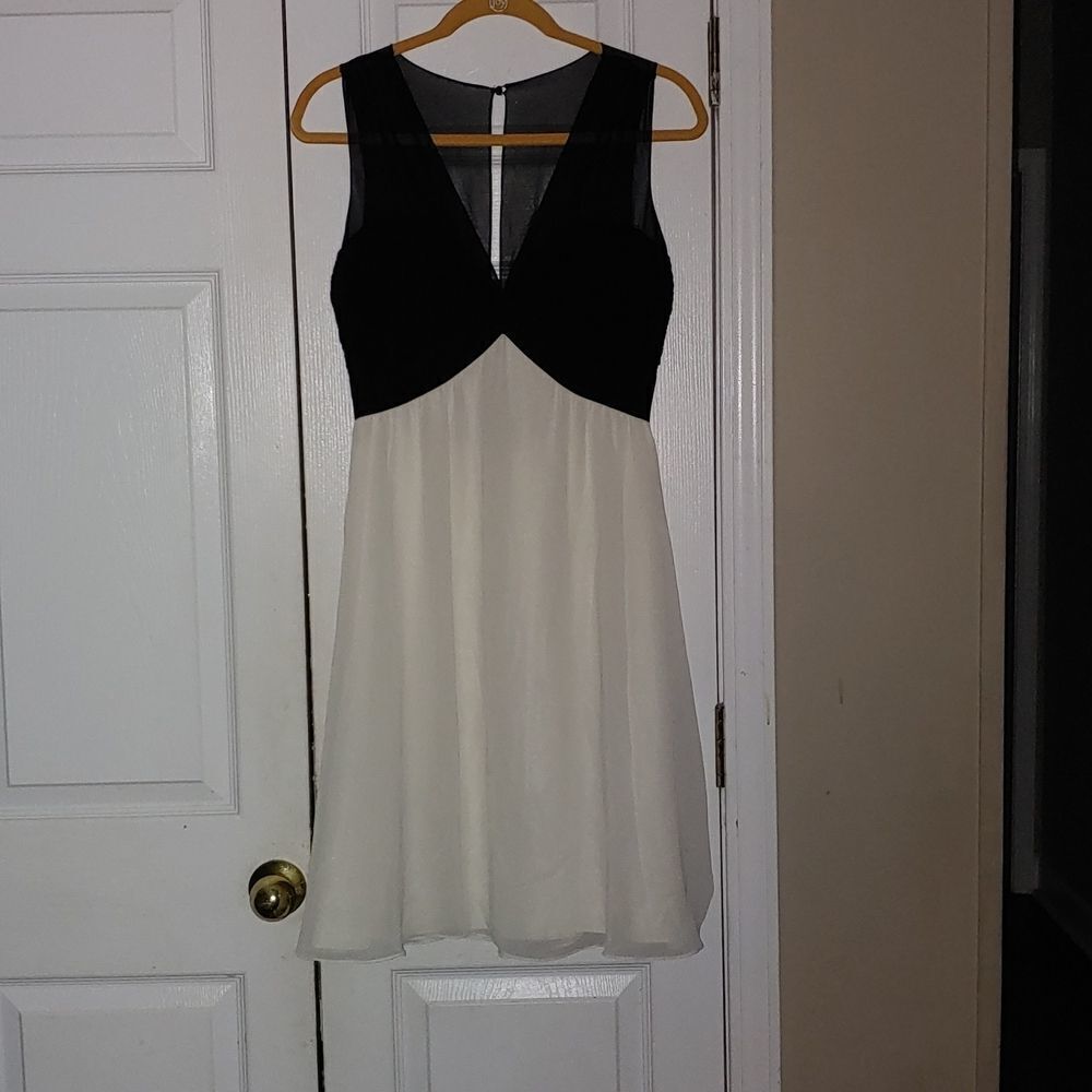 White House Black Market black white  flare dress  Sz 2 NWOT